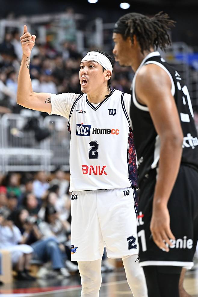 최준용이 4일 수원 KT 소닉붐 아레나에서 열린 2025~26 LG전자 프로농구 수원 KT전에서 작전을 지시하고 있다. 사진 | KBL