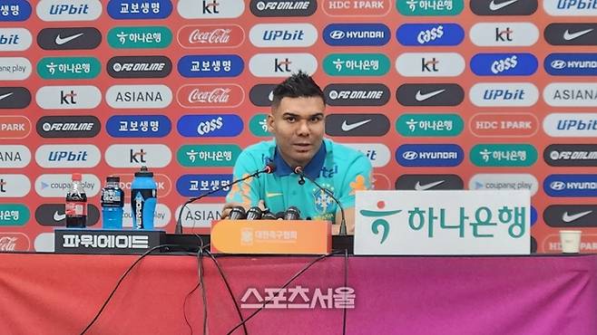 브라질 축구대표팀 카세미루가 한국과 결전을 하루 앞둔 9일 서울월드컵경기장에서 열린 기자회견에 참석해 취재진 질문에 답하고 있다. 사진 | 상암=김용일 기자