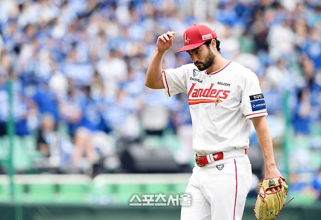 SSG 선발투수 화이트가 9일 인천 SSG랜더스필드에서 열린 2025 KBO리그 삼성과 준플레이오프 1차전 3회초 무사 1루 상황에서 마운드에서 내려가고 있다. 문학 | 박진업 기자 upandup@sportsseoul.com