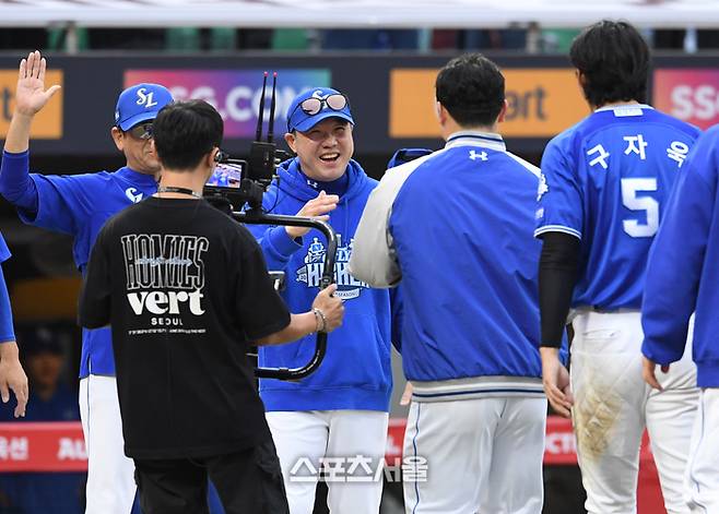 삼성 박진만 감독(가운데)이 9일 인천 SSG랜더스필드에서 열린 2025 KBO리그 SSG와 준플레이오프 1차전에서 5-2로 승리한 뒤 환하게 웃으며 선발투수 최원태와 하이파이브를 나누고 있다. 문학 | 박진업 기자 upandup@sportsseoul.com