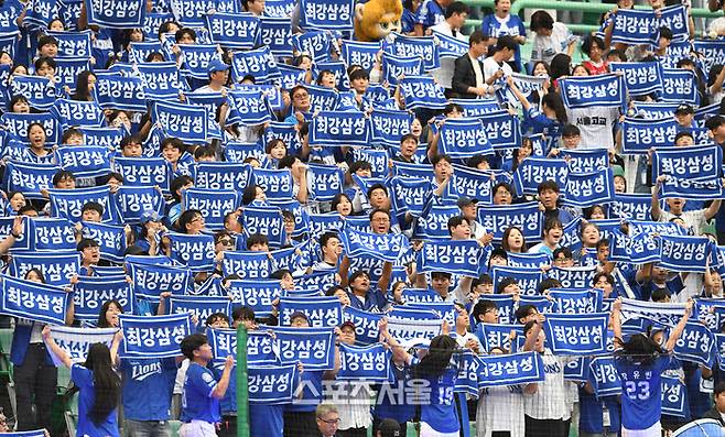 9일 인천 SSG랜더스필드에서 열린 2025 KBO리그 삼성과 SSG의 준플레이오프 1차전에서 삼성 팬들이 응원을 펼치고 있다. 문학 | 박진업 기자 upandup@sportsseoul.com
