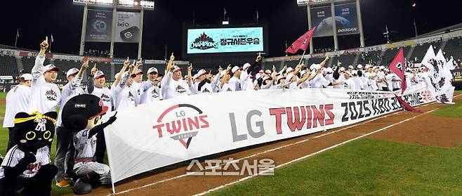 LG 선수단이 1일 서울 잠실구장에서 열린 2025 KBO리그 NC와 경기 후 정규시즌 1위를 확정하고 팬들에 인사하고 있다. 잠실 | 최승섭기자 thunder@sportsseoul.com