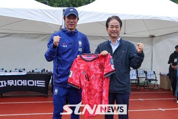 이동환 시장과 홍명보 대표팀 감독. /사진=고양시