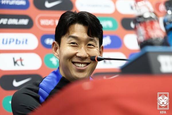 홍명보 감독이 이끄는 대표팀은 10일 오후 8시 서울월드컵경기장에서 '초호화 군단' 브라질과 A매치 평가전을 갖는다. 손흥민이 하루 앞두고 가진 공식 기자회견장에서 미소를 보이고 있다. /사진=KFA
