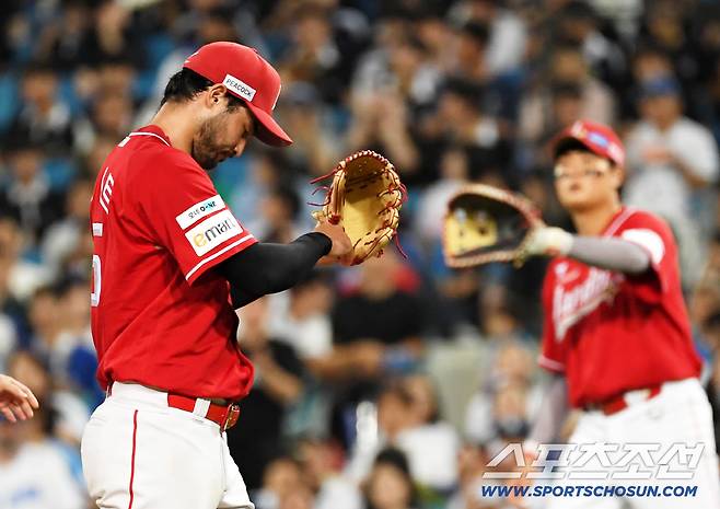 11일 대구 라이온즈파크에서 열린 삼성 라이온즈와 SSG 랜더스의 경기. 5회말 2사 1,3루 SSG 화이트가 마운드에서 내려오고 있다. 대구=박재만 기자 pjm@sportschosun.com/2025.09.11/
