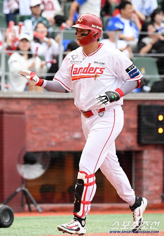 9일 인천SSG랜더스필드에서 열린 SSG와 삼성의 준PO 1차전. 7회말 1사 1루 SSG 고명준이 투런포를 날린 뒤 환호하고 있다. 인천=박재만 기자 pjm@sportschosun.com/2025.10.09/