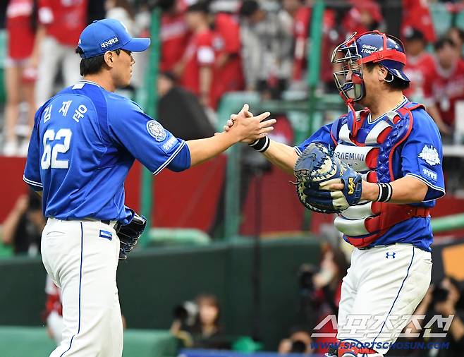 9일 인천SSG랜더스필드에서 열린 삼성과 SSG의 준PO 1차전. 삼성이 5대2로 승리했다. 마무리 김재윤이 강민호 포수와 포옹하고 있다. 인천=정재근 기자 cjg@sportschosun.com/2025.10.9/
