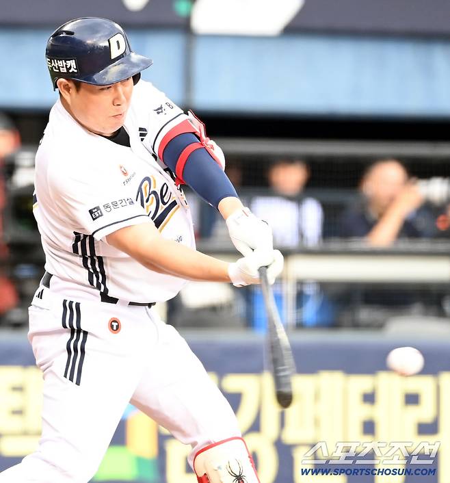 28일 잠실야구장에서 열린 롯데와 두산의 경기, 6회말 1사 1,2루 대타 양의지가 1타점 적시타를 치고 있다. 잠실=허상욱 기자wook@sportschosun.com/2025.09.28/