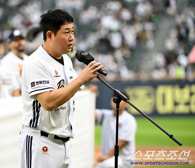 28일 잠실야구장에서 열린 롯데와 두산의 경기, 두산이 7대2로 승리했다.홈 최종전을 마친 두산 선수단이 팬들에게 인사하고 있다. 인사말을 하는 양의지의 모습. 잠실=허상욱 기자wook@sportschosun.com/2025.09.28/