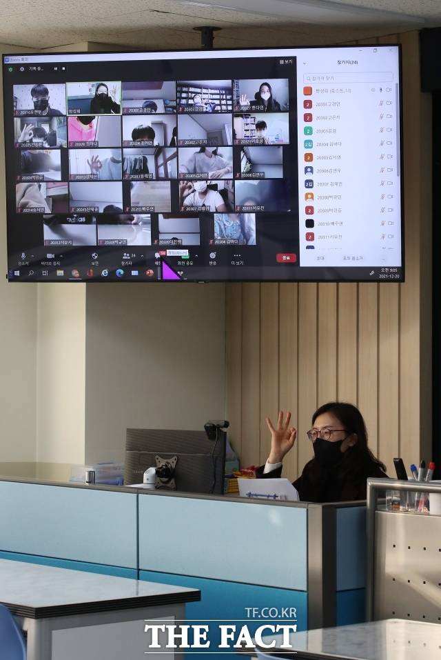 2021년 12월 20일 단계적 일상회복(위드코로나)을 잠시 멈추고 방역 강화조치가 시행되면서 수도권 학교 등에서는 다시 등교·원격수업 병행이 이뤄졌다. 사진은 서울 성북구 장위중학교에서 교사가 2학년 학생들과 과학 과목 원격수업을 진행하는 모습./더팩트 DB