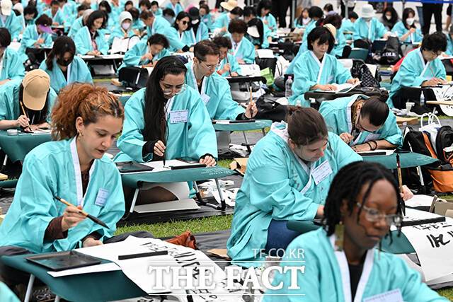 제579회 한글날인 9일 오전 서울 종로구 광화문광장에서 열린 '2025 제16회 광화문광장 휘호대회'에 참가한 외국인들이 한글을 쓰고 있다. /서예원 기자