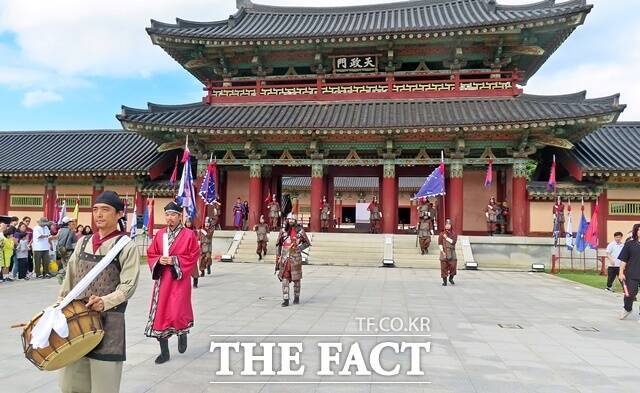 백제문화단지에서 열린 사비궁수문장 교대식. /김형중 기자