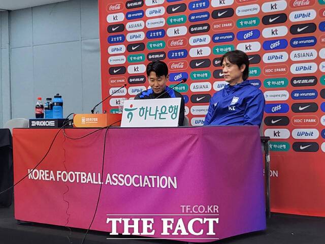 9일 서울월드컵경기장에서 열린 기자회견에서 한국 축구대표팀의 캡틴 손흥민(왼쪽)이 브라질 축구대표팀과의 경기를 하루 앞두고 소감을 밝히고 있다. /서울월드컵경기장=오승혁 기자