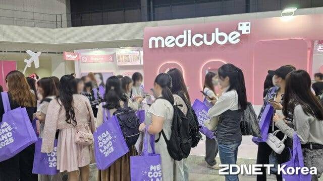 지난 4일 도쿄 아리아케 체조경기장에서 열린 큐텐재팬의 ‘메가 코스메 랜드 2025’의 메디큐브 부스 앞에 관람객이 줄을 서고 있다.
