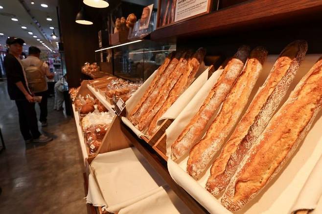 빵을 고르고 있는 시민들의 모습. 연합뉴스