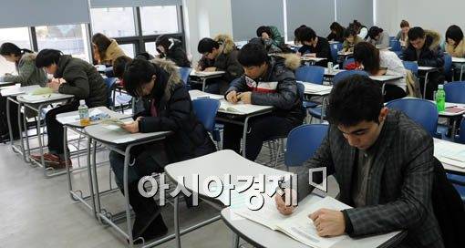 한국어를 배우려는 외국인들이 증가하면서 '한국어능력시험(TOPIK·토픽)' 지원자가 5년 새 2.5배 늘었다. 아시아경제DB