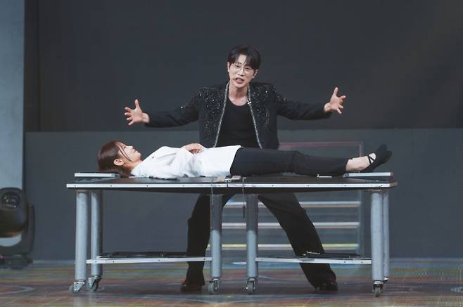'천만트롯쇼' 김용빈, 안성훈 배아현과 함께한 위험천만한 인체 절단 마술