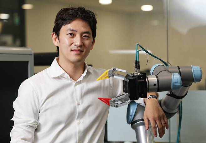 지난 22일 서울 서초구 카본블랙 사무소에서 만난 문태연 카본블랙 대표와 카본블랙이 공동 창업한 회사 카본식스가 이달 출시한 '시그마 키트' /장경식 기자