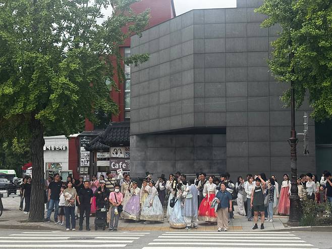 지난 4일 오후 4시 40분 서울 종로구 적선동 사거리에서 한복을 입은 국내외 관광객들이 횡단보도를 건너기 위해 대기하고 있다. /사진=박지윤 기자