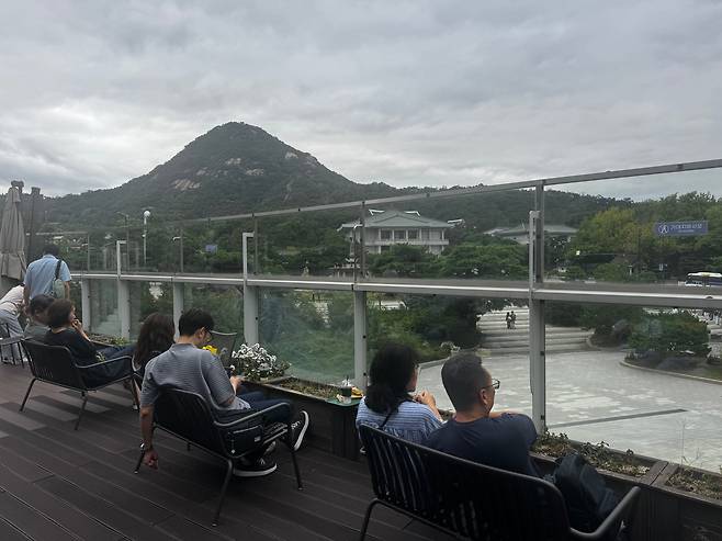 지난 4일 오후 4시30분 서울 종로구 효자동에 자리한 한 카페 2층에서 시민들이 청와대를 내려다보고 있다. /사진=박지윤 기자