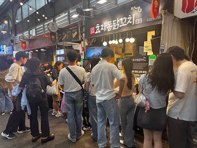 지난 4일 오후 4시 서울 종로구 통인동 통인시장의 한 음식 판매점 앞에서 방문객들이 음식을 주문하기 위해 줄을 서있다. /사진=박지윤 기자