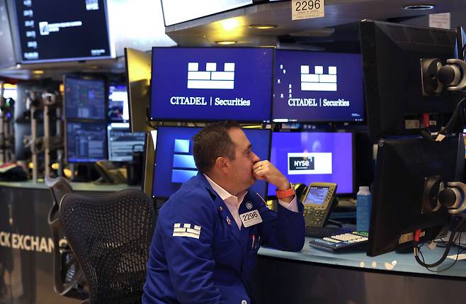 한 트레이더가 7일(현지 시각) 뉴욕 증권거래소(NYSE) 1층 책상에서 모니터를 바라보고 있다. /AFP 연합뉴스