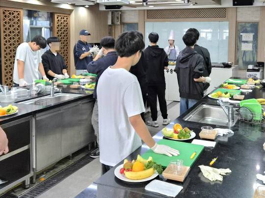 보문중 학생들이 우송정보대학 창업조리제빵과 실습실에서 '예술이 되는 달콤한 한입' 프로그램에 참여하고 있다. 학생들은 과일을 직접 다듬으며 미니 도시락을 만드는 '미니 카빙' 체험을 통해 조리의 기초와 식재료 활용법을 배우는 시간을 가졌다. 조은솔 기자