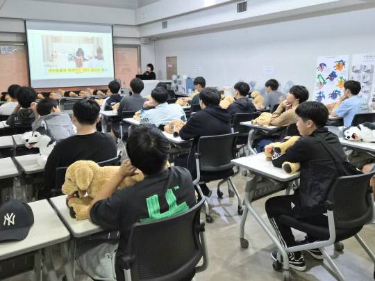 보문중 학생들이 우송정보대학 반려동물학부 강의실에서 '나는 반려동물 관리사다' 프로그램에 참여하고 있다. 조은솔 기자