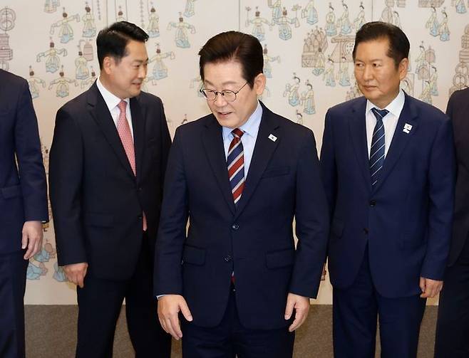 이재명 대통령이 지난 9월 8일 서울 용산 대통령실 청사에서 열린 여야 지도부 오찬 회동에서 정청래 더불어민주당 대표, 장동혁 국민의힘 대표와 기념촬영을 마치고 자리로 향하고 있다. ⓒ뉴시스