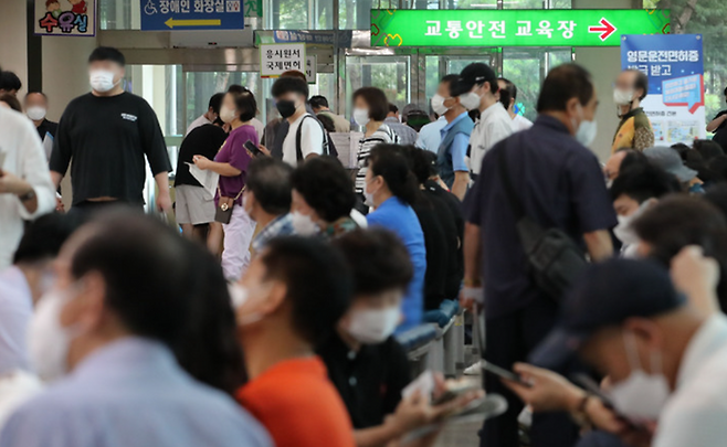 강서구 강서운전면허시험장이 여름방학과 휴가철을 맞아 면허 시험에 응시하러 온 시민들로 붐비고 있다.ⓒ뉴시스