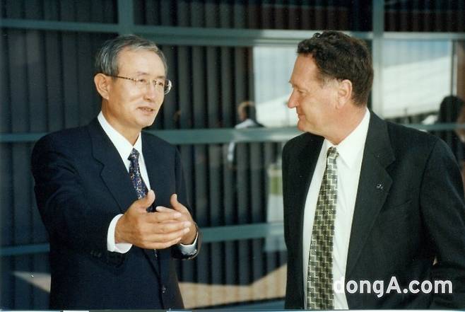 최창걸 고려아연 명예회장(왼쪽)