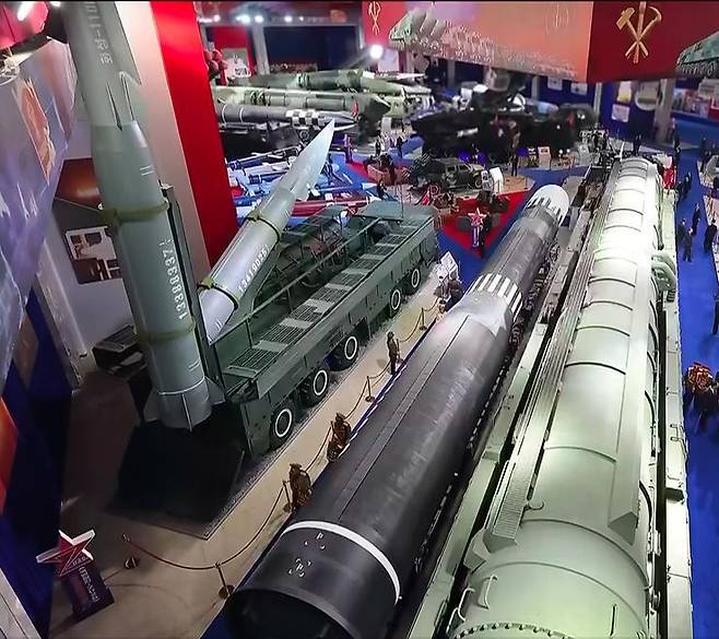 조선중앙TV가 4일 김정은 국무위원장이 평양에서 개막한 북한 무장장비 전시회 ‘국방발전―2025’를 관람하는 모습을 5일 방송했다. 이날 방송에선 ‘화성-11마’(사진 왼쪽 상단)라고 적힌 신형 미사일 탄두가 포착됐다. 화성-11마는 남한 전체가 사정권인 단거리 탄도미사일 ‘북한판 이스칸데르(KN-23)’의 속도와 요격 회피 능력 등을 개량한 것으로 알려졌다. 조선중앙TV 뉴시스