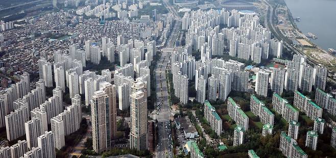 서울 송파구 롯데월드타워에서 바라본 한강변 아파트 단지. 2025.9.29 뉴스1