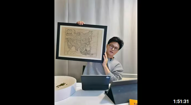 한동훈 국민의힘 전 당대표가 10월 8일 오후 8시부터 유튜브 채널 생방송을 진행하며 시청자들과 ‘동해’ 표기에 관해 논의하던 중 과거의 세계지도를 들어 보이고 있다.<유튜브 채널 ‘한동훈’ 영상 썸네일 갈무리>