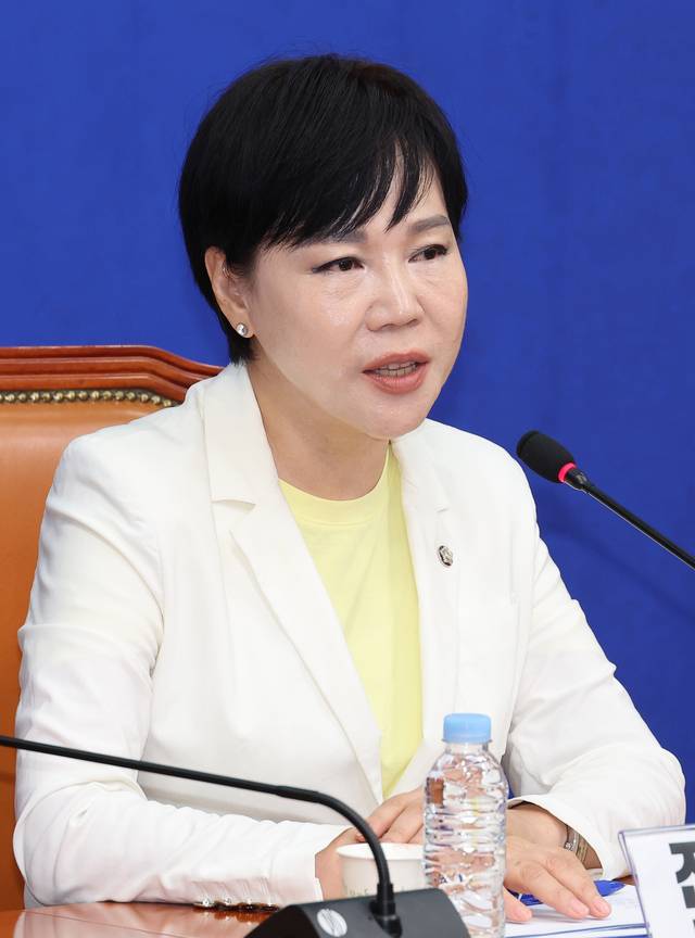 전현희 더불어민주당 최고위원이 9일 서울 여의도 국회에서 기자간담회를 열고 발언하고 있다. [연합뉴스]