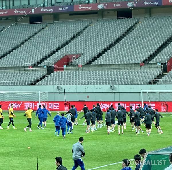 본 훈련 전 러닝 중인 대표팀. 김진혁 기자