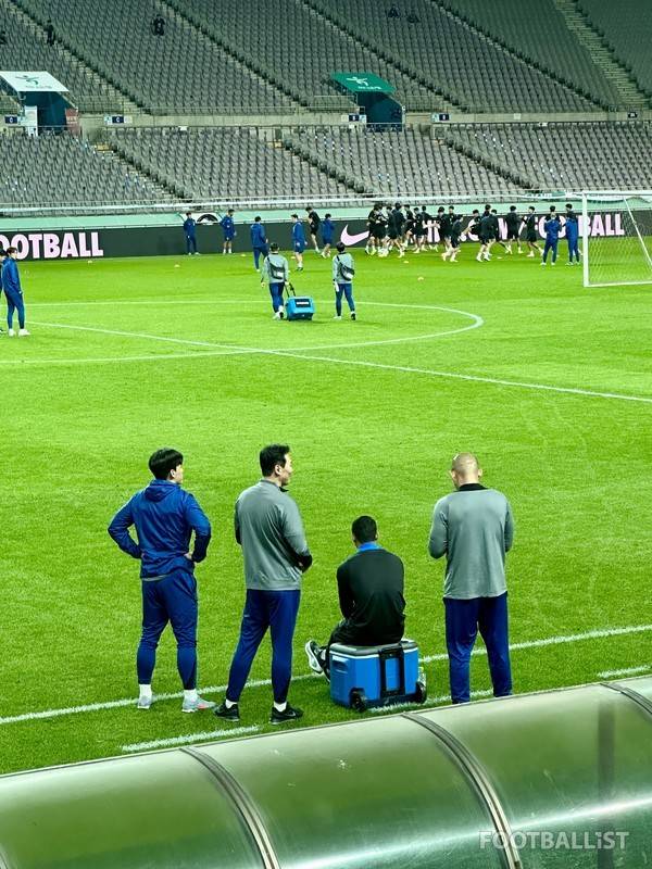 동료들을 바라보는 황희찬. 김진혁 기자