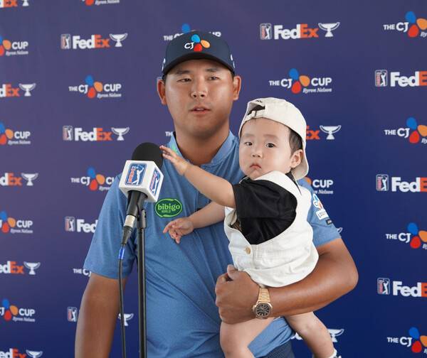 2025년 미국프로골프(PGA) 투어 7개 페덱스컵 가을 시리즈 중 세 번째 대회인 베이커런트 클래식에 출전하는 김시우 프로. 사진은 2025년 PGA 투어 더 CJ컵 바이런 넬슨 대회 때 아들을 안은 김시우 프로가 플래쉬 존에서 인터뷰 하는 모습이다. 사진제공=CJ그룹 (사진을 무단으로 사용하지 마십시오.)