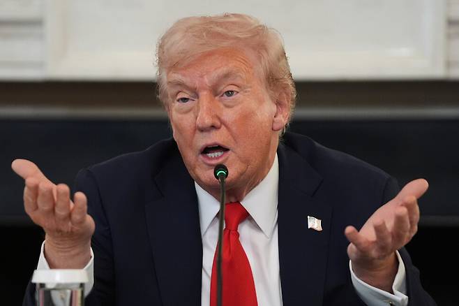 도널드 트럼프 미국 대통령이 8일 워싱턴 백악관 국빈식당에서 열린 안티파(Antifa) 관련 간담회에서 발언하고 있다. 워싱턴/AP 연합뉴스