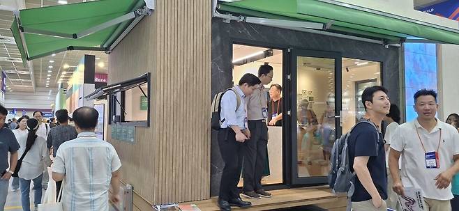 8월 1일 서울 강남 코엑스에서 열린 코리아빌드 행사장에 전시된 한 업체의 농막 모델