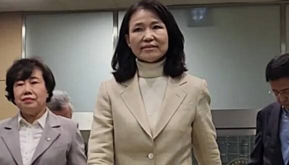 석방된 이진숙 전 방송통신위원장이 4일 오후 서울 영등포경찰서를 나서고 있다. 연합뉴스