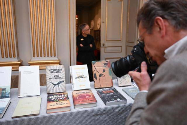 올해 노벨문학상 수상자인 헝가리 작가 크러스너호르커이 라슬로의 저서들이 9일 스웨덴 스톡홀름 왕립 아카데미에 전시돼 있다. 스톡홀름=AFP 연합뉴스