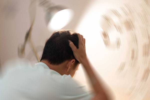 갑자기 세상이 빙글빙글 도는 듯한 어지럼증으로 병원을 찾는 사람이 많은데, 대표적인 원인 가운데 하나가 바로 ‘이석증’이다./사진=게티이미지뱅크