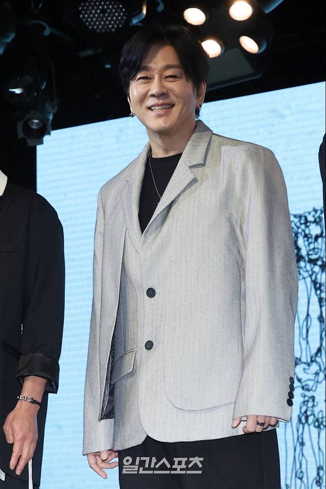 록 밴드 YB 윤도현이 17일 오후 서울 마포구 롤링홀에서 열린 새 EP 앨범 ‘Odyssey(오디세이)’ 발매 기념 음감회에 참석해 포즈를 취하고 있다. 이번 앨범은 국내 최고 메탈 전문가들과 협업해 파격적이고 실험적인 변화를 보여준다. 서병수 기자 qudtn@edaily.co.kr /2025.02.17/