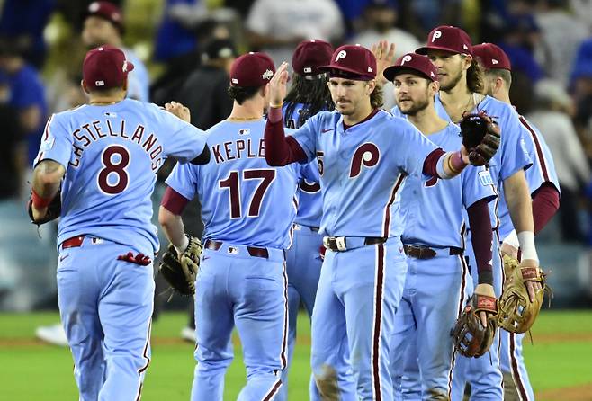 <yonhap photo-3024="">필라델피아 필리스가 적지에서 치른 디비전시리즈3 차전에서 완승을 거두며 반격 태세를 갖췄다. 내셔널리그 홈런왕 카일 슈와버는 홈런 2개를 쳤다. Photo by John McCoy/UPI/2025-10-09 13:14:28/ <저작권자 ⓒ 1980-2025 ㈜연합뉴스. 무단 전재 재배포 금지, AI 학습 및 활용 금지></yonhap>