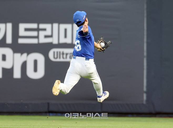 27일 오후 수원 KT위즈파크에서 열린 2025 프로야구 삼성과 KT 경기. 삼성 2루수 양도근이 6회 KT 안현민의 안타성 타구를 잡아내고 있다. 수원=정시종 기자 capa@edaily.co.kr /2025.07.27.