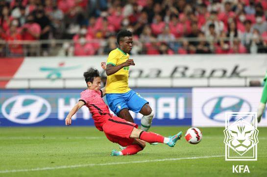 2022년 6월 서울월드컵경기장에서 열린 브라질과의 친선경기 당시 경기 장면, 선수는 비니시우스와 김문환. 사진=KFA