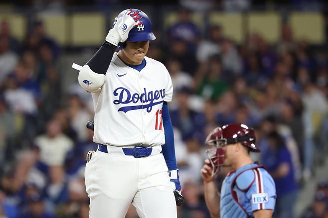 <yonhap photo-3463=""> 오타니 쇼헤이가 9일(한국시간) 필라델피아 필리스와의 디비전시리즈 3차전에서 삼진을 당한 뒤 더그아웃으로 들어가고 있다. EPA/ALLISON DINNER/2025-10-09 15:01:15/ <저작권자 ⓒ 1980-2025 ㈜연합뉴스. 무단 전재 재배포 금지, AI 학습 및 활용 금지></yonhap>