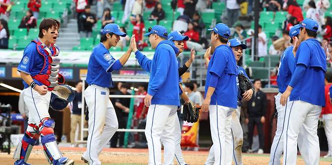 <yonhap photo-4289="">(인천=연합뉴스) 임순석 기자 = 9일 인천 SSG랜더스필드에서 열린 2025 프로야구 KBO리그 포스트시즌 준플레이오프 1차전 삼성 라이온즈와 SSG 랜더스의 경기. 5-2로 승리한 삼성 선수들이 기뻐하고 있다. 2025.10.9 soonseok02@yna.co.kr/2025-10-09 17:37:27/ <저작권자 ⓒ 1980-2025 ㈜연합뉴스. 무단 전재 재배포 금지, AI 학습 및 활용 금지></yonhap>