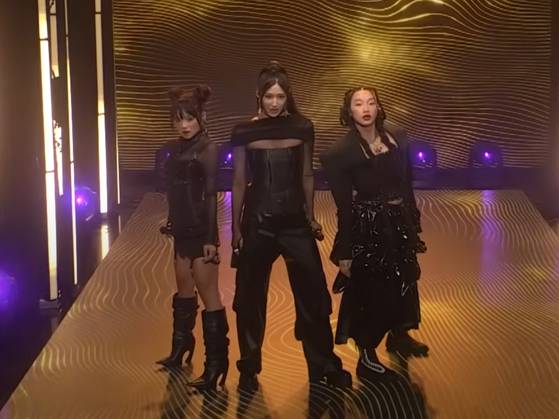 ‘케이팝 데몬 헌터스’ OST를 부른 가수 레이 아미, 이재, 오드리 누나(왼쪽부터)가 ‘골든’을 라이브로 소화했다. [사진 유튜브 캡처]